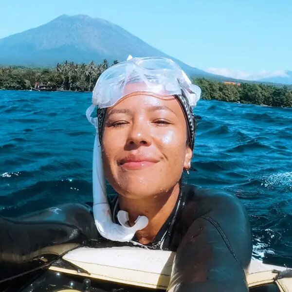 Eline Postma in the sea in a full-face mask