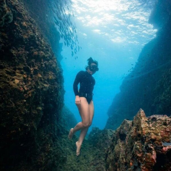 Ploy Pairin freediving between rocks